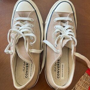 Womens size 8 tan converse
